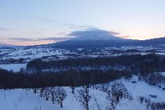 冬の斜里岳の夕景